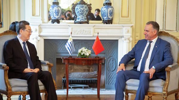 El presidente de Uruguay, Yamandú Orsi, recibiendo en Montevideo al viceprimer ministro chino, Ding Xuexiang, en noviembre de 2025 - Sputnik Mundo