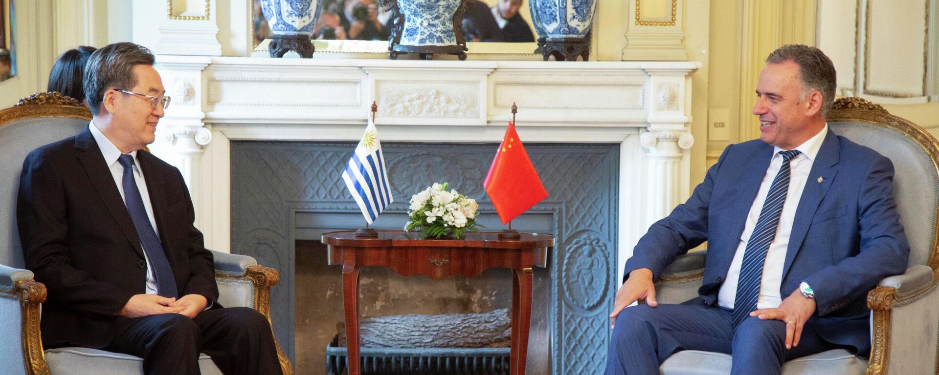 El presidente de Uruguay, Yamandú Orsi, recibiendo en Montevideo al viceprimer ministro chino, Ding Xuexiang, en noviembre de 2025 - Sputnik Mundo, 1920, 05.11.2025