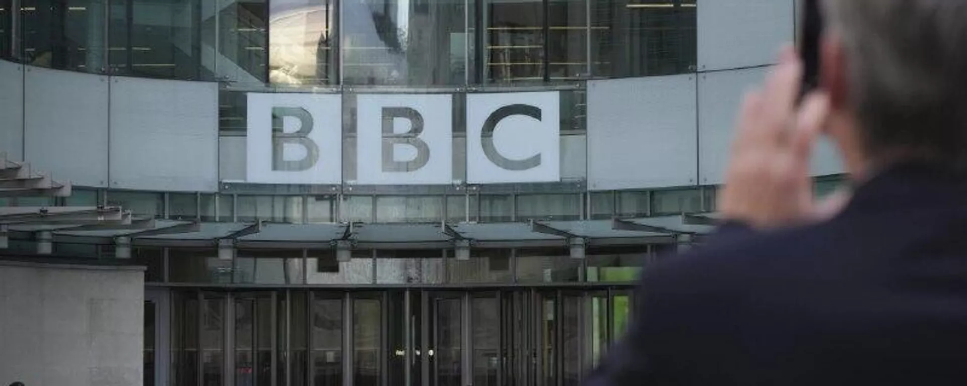 Ente regulador británico pide investigar a la 'BBC' por las acusaciones de sesgo y censura en su cobertura internacional - Sputnik Mundo, 1920, 06.11.2025