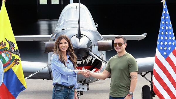 La secretaria de Seguridad de EEUU, Kristi Noem, junto al presidente ecuatoriano, Daniel Noboa, durante una visita a la base de Salinas en noviembre de 2025 - Sputnik Mundo