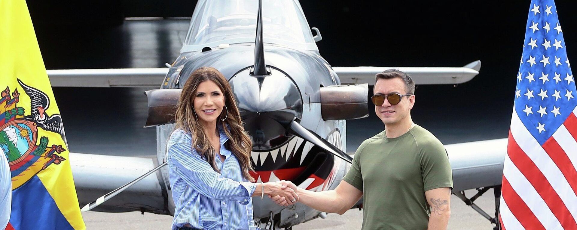 La secretaria de Seguridad de EEUU, Kristi Noem, junto al presidente ecuatoriano, Daniel Noboa, durante una visita a la base de Salinas en noviembre de 2025 - Sputnik Mundo, 1920, 07.11.2025