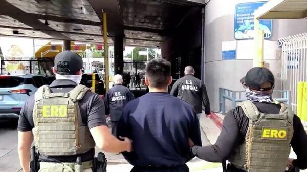 Un tribunal ordena al Gobierno de EEUU mejorar las condiciones de detención de migrantes en Chicago - Sputnik Mundo