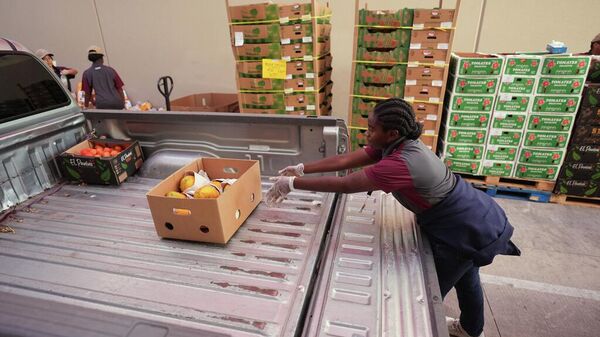 
Una voluntaria ayuda a cargar fruta en un camión durante la distribución de alimentos en el Banco de Alimentos de San Antonio para beneficiarios del programa SNAP y otros hogares afectados por el cierre del Gobierno federal de EEUU. - Sputnik Mundo