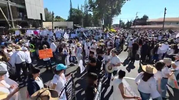 🪧 Miles de personas marchan por la paz en Uruapan, Michoacán, tras asesinato de alcalde - Sputnik Mundo