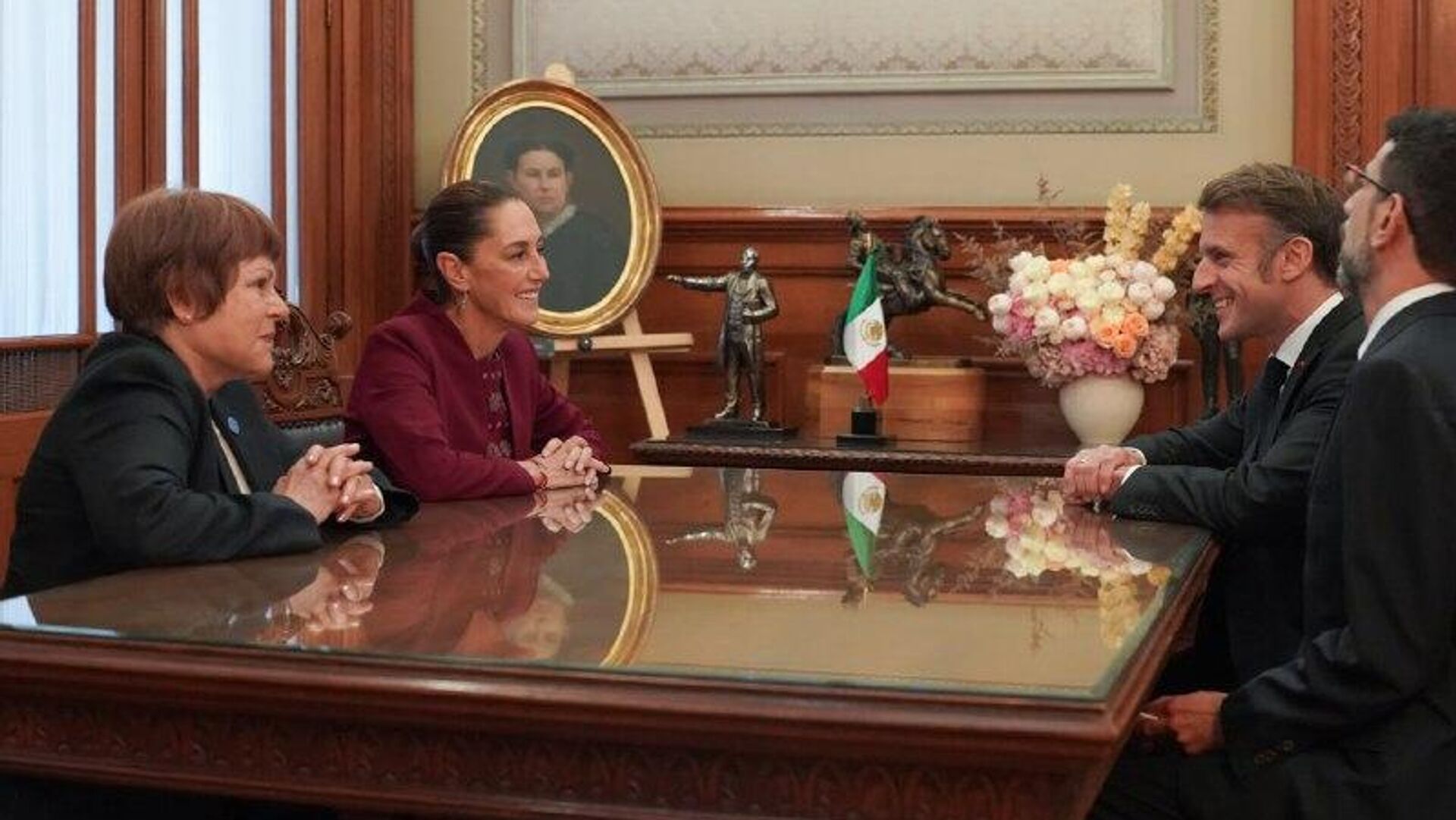 Sheinbaum se reúne con empresarios franceses en el marco de la visita de Macron Sheinbaum se reúne con empresarios franceses en el marco de la visita de Macron - Sputnik Mundo, 1920, 07.11.2025