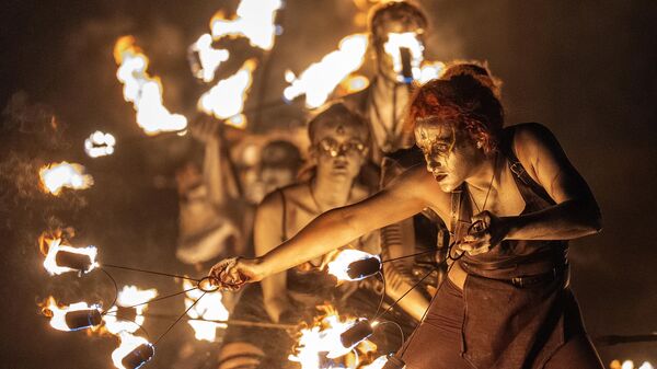 Intérpretes durante el Festival de Fuego de Samhain en Calton Hill, Edimburgo, Reino Unido.  - Sputnik Mundo