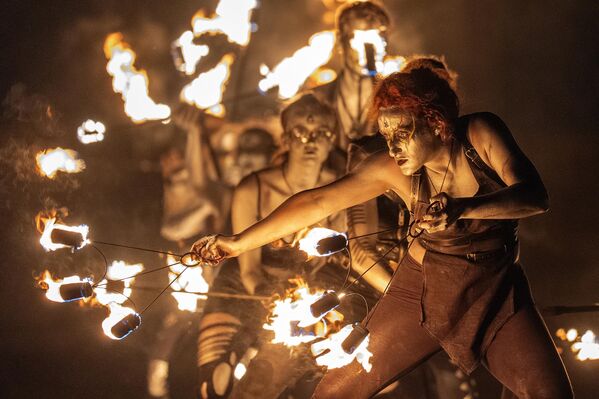 Intérpretes durante el Festival de Fuego de Samhain en Calton Hill, Edimburgo, Reino Unido. Esta fiesta es una reinterpretación moderna de una antigua celebración celta, que marca el final del verano y la llegada del invierno. - Sputnik Mundo