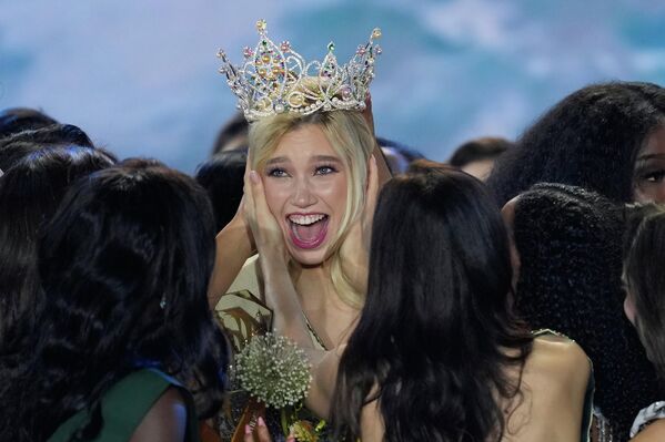 La Miss Tierra 2025, Natalie Puskinova, de República Checa, es recibida por otras concursantes, después de ganar el concurso en Manila, Filipinas. - Sputnik Mundo