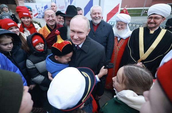 El presidente de Rusia, Vladímir Putin, junto a los líderes de distintas confesiones religiosas, representantes de asociaciones nacionales, organizaciones juveniles y de voluntariado, durante la ceremonia de colocación de flores en el monumento a Minin y Pozharski en la Plaza Roja, con motivo del Día de la Unidad Nacional. - Sputnik Mundo