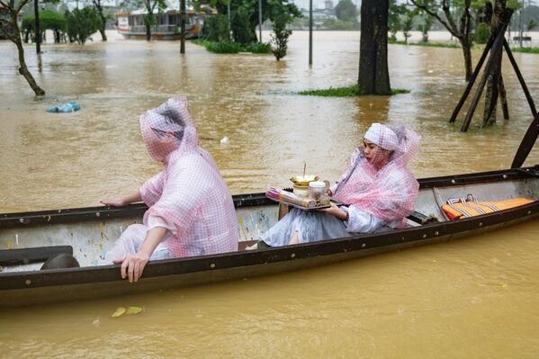 El centro de Vietnam ha sido golpeado por fuertes precipitaciones que provocaron inundaciones desde el 26 de octubre, dejando al menos 35 muertos.En la foto: personas cruzan una calle inundada, mientras continúan las intensas lluvias en la ciudad de Hué. - Sputnik Mundo