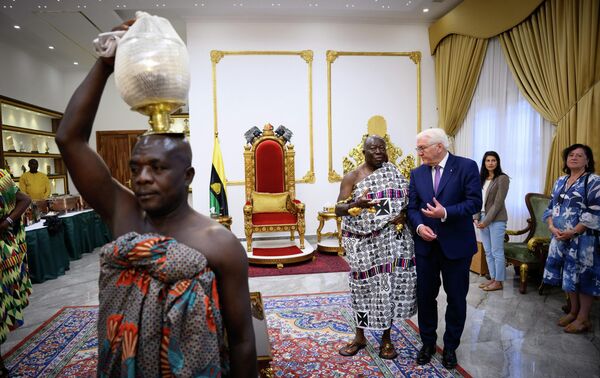 El presidente de Alemania, Frank-Walter Steinmeier, se reúne con el rey de los Ashanti en Ghana, Otumfuo Nana Osei Tutu II, para mantener negociaciones en el Palacio Manhyia, residencia del monarca. Steinmeier realiza una visita de dos días a la República de Ghana, como parte de su gira por África junto a una delegación empresarial. - Sputnik Mundo