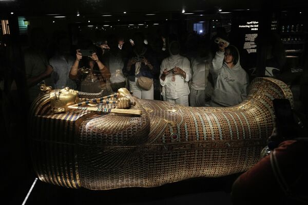 Visitantes observan el sarcófago del faraón Tutankamón, durante el segundo día de apertura al público del Gran Museo Egipcio, en Guiza, Egipto.El museo, que fue inaugurado el 1 de noviembre, es el más grande del mundo dedicado a una sola civilización. - Sputnik Mundo