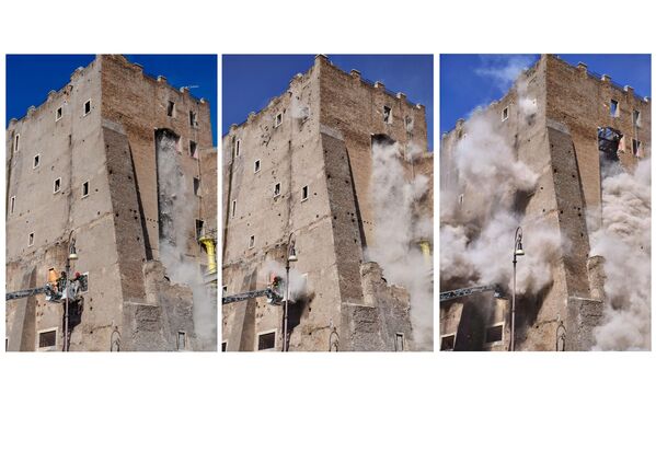 Esta combinación de tres imágenes muestra una nube de escombros tras un segundo derrumbe, que rodea a los bomberos mientras intentan rescatar a un trabajador, luego del colapso parcial de una torre medieval cerca del Foro Romano, durante trabajos de restauración en Roma, Italia. - Sputnik Mundo