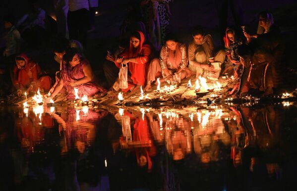 Devotos celebran la festividad del Dev Deepawali en un evento organizado por el Gobierno de Deli, en el parque de Vasudev Ghat. También conocido como el Diwali de los Dioses, se celebra en el día de Kartika Purnima, la noche de luna llena que tiene lugar aproximadamente quince días después del festival principal de Diwali. - Sputnik Mundo