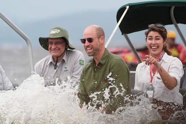 El príncipe de Gales, Guillermo, navega en una embarcación durante una visita a la zona de manglares de Guapimirim, en la bahía de Guanabara, gestionada por el Instituto Chico Mendes para la Conservación de la Biodiversidad (ICMBio), con el fin de conocer los trabajos de restauración que se llevan a cabo allí. La visita tuvo lugar el segundo día de su estancia en Brasil, con motivo del Premio Earthshot 2025.  - Sputnik Mundo