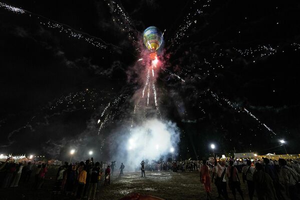 Fuegos artificiales lanzados desde un globo aerostático durante una competencia para conmemorar el festival de luces Tazaungdine en Naipyidó, capital de Birmania. - Sputnik Mundo