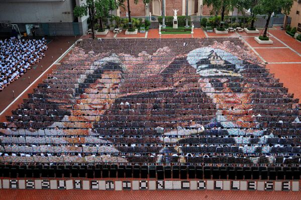 Estudiantes se colocan en una formación precisa y solemne en un campo deportivo, para crear un tributo artístico humano. Esta exhibición sincronizada representa un profundo acto colectivo de homenaje y duelo por el difunto rey Bhumibol Adulyadej (1946-2016)—también conocido como Rama IX— y la difunta reina Sirikit, la reina madre, en Tailandia. - Sputnik Mundo