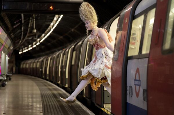 Diseñadores emergentes de la Universidad de las Artes de Londres (UAL) celebran las singulares personalidades de los quesos franceses con un desfile de moda audaz, creativo y lleno de ingenio. Este exclusivo evento presenta 15 tipos de queso francés transformados en prendas y accesorios, en la línea Jubilee, fuera de servicio, de la estación de metro Charing Cross, en Londres. - Sputnik Mundo