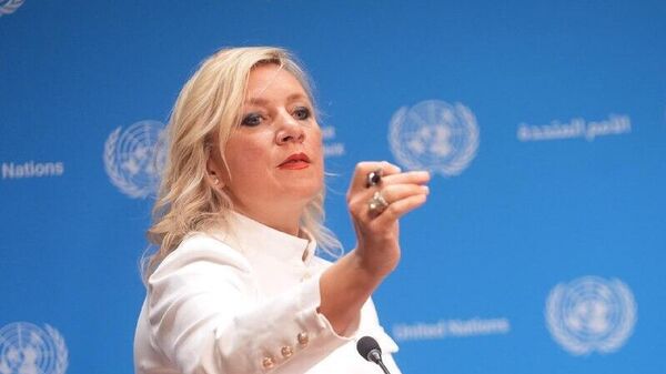 Jugar con una picadora de carne explica mucho sobre las acciones de Zelenski, afirma Zajárova - Sputnik Mundo