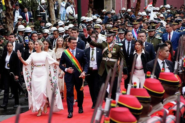 El electo presidente de Bolivia, Rodrigo Paz, con su esposa, María Elena Urquidi, caminan junto a la guardia de honor después de la ceremonia de juramentación en La Paz, Bolivia, el 8 de noviembre de 2025. El electo presidente de Bolivia, Rodrigo Paz, con su esposa, María Elena Urquidi, caminan junto a la guardia de honor después de la ceremonia de juramentación en La Paz, Bolivia, el 8 de noviembre de 2025. - Sputnik Mundo