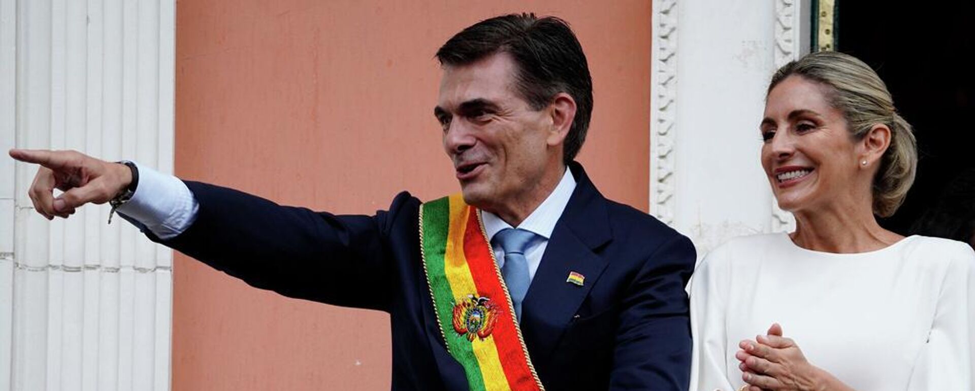 Rodrigo Paz, presidente de Bolivia, y su esposa María Elena Urquidi se encuentran en el balcón del palacio de Gobierno después de su ceremonia de juramentación en La Paz, Bolivia, 8 de noviembre de 2025  - Sputnik Mundo, 1920, 09.11.2025