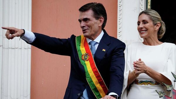 Rodrigo Paz, presidente de Bolivia, y su esposa María Elena Urquidi se encuentran en el balcón del palacio de Gobierno después de su ceremonia de juramentación en La Paz, Bolivia, 8 de noviembre de 2025  - Sputnik Mundo