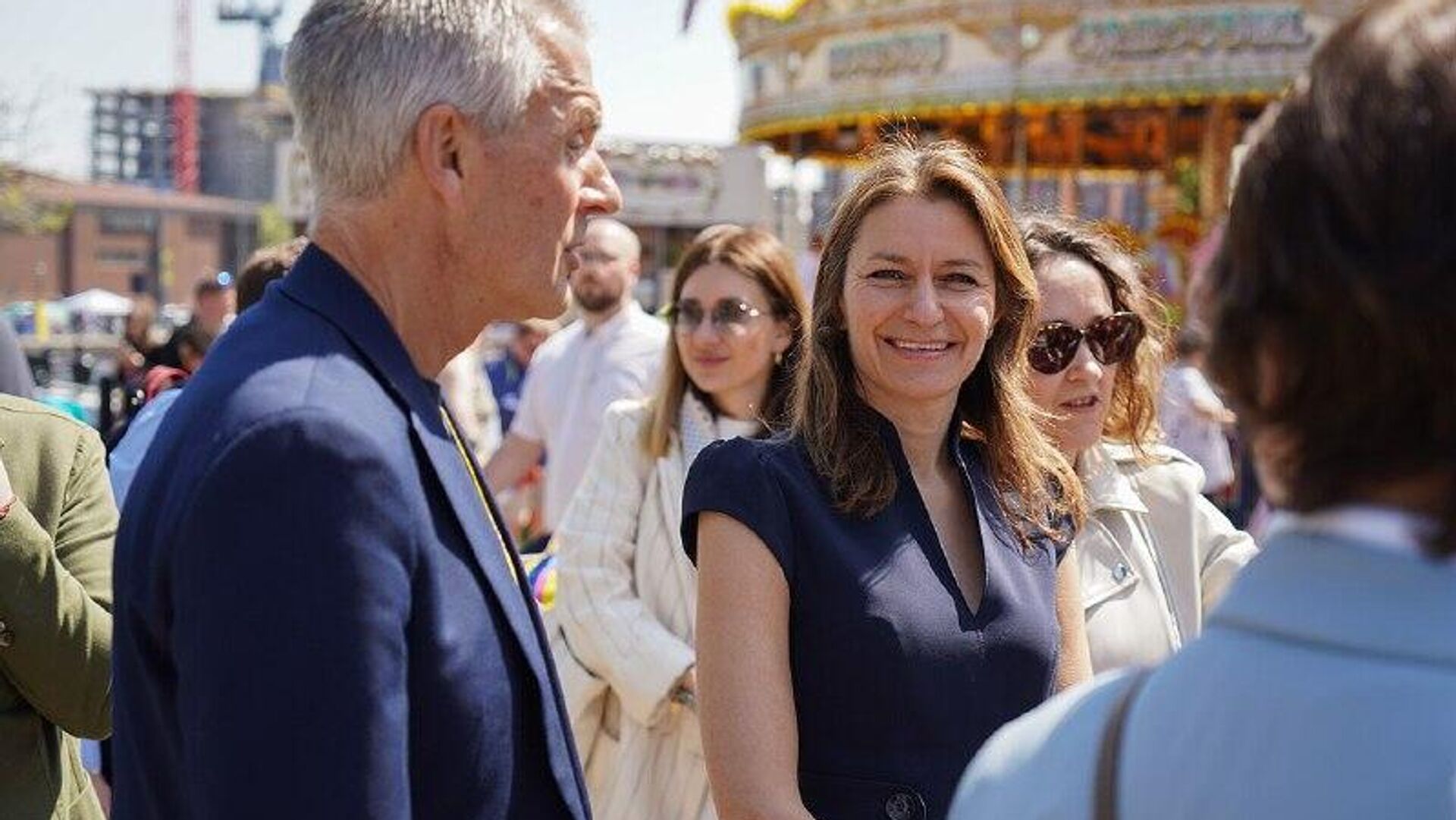 El director general de la BBC, Tim Davie, y la directora ejecutiva de noticias, Deborah Turness, presentaron su renuncia tras las críticas recibidas por la edición de un documental de este medio que supuestamente engañó a la audiencia al editar un discurso del presidente de EEUU, Donald Trump El director general de la BBC, Tim Davie, y la directora ejecutiva de noticias, Deborah Turness, presentaron su renuncia tras las críticas recibidas por la edición de un documental de este medio que supuestamente engañó a la audiencia al editar un discurso del presidente de EEUU, Donald Trump - Sputnik Mundo, 1920, 09.11.2025