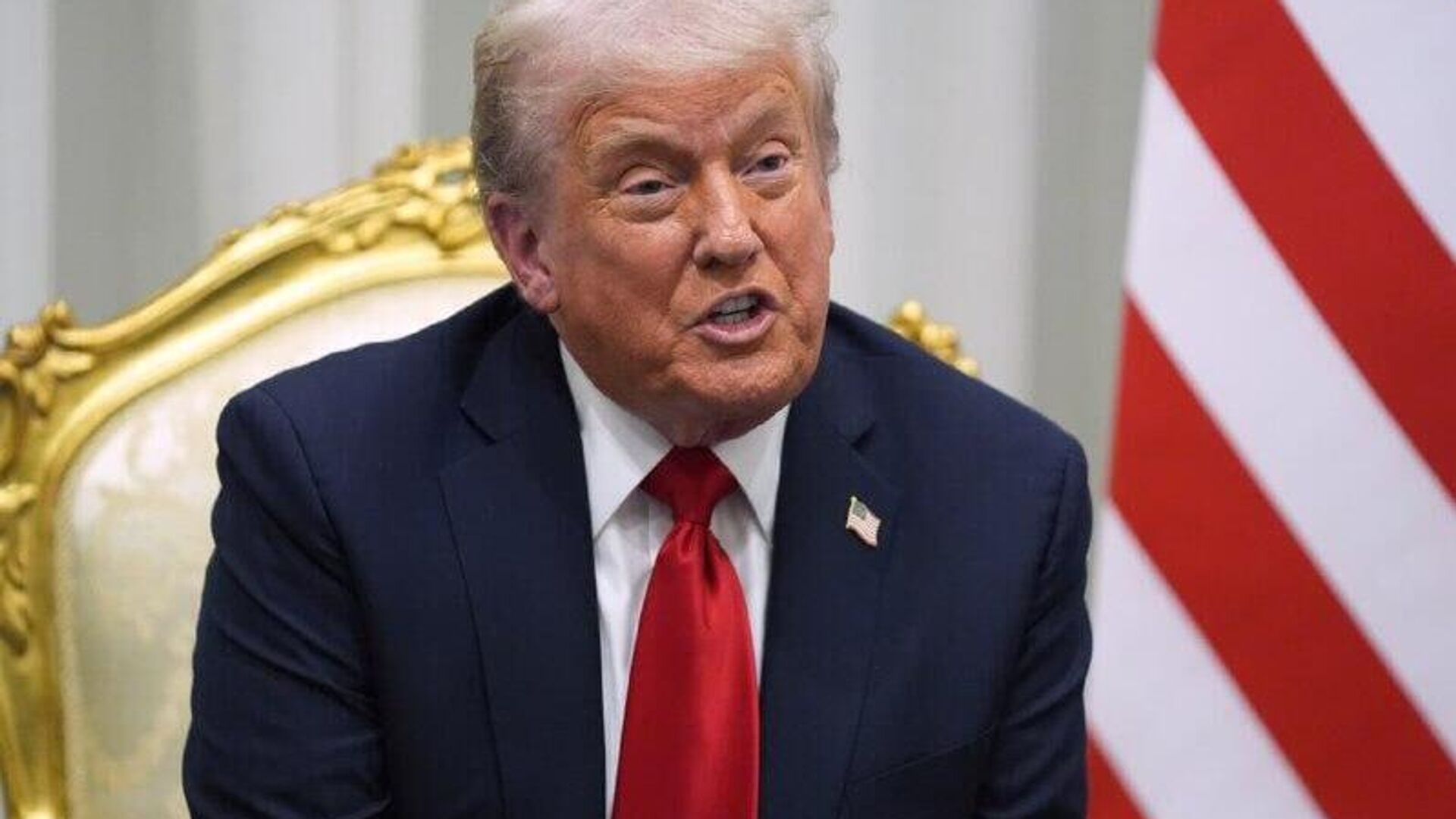 El presidente de EEUU, Donald Trump, reaccionó a las renuncias presentadas por el director general de la BBC, Tim Davie, y la directora ejecutiva de noticias, Deborah Turness, tras el escándalo que sacudió a la cadena británica por la manipulación de una alocución del líder republicano del 6 de enero de 2021, previo a la toma del Capitolio por cientos de sus simpatizantes El presidente de EEUU, Donald Trump, reaccionó a las renuncias presentadas por el director general de la BBC, Tim Davie, y la directora ejecutiva de noticias, Deborah Turness, tras el escándalo que sacudió a la cadena británica por la manipulación de una alocución del líder republicano del 6 de enero de 2021, previo a la toma del Capitolio por cientos de sus simpatizantes - Sputnik Mundo, 1920, 09.11.2025