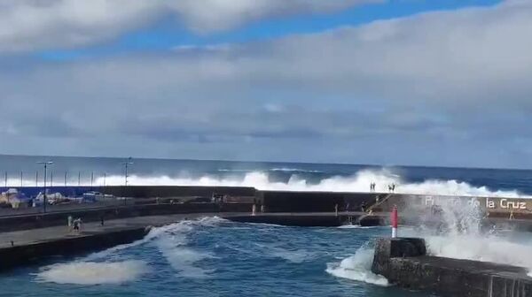 Varios muertos y más de una docena de heridos por olas gigantes en Canarias - Sputnik Mundo