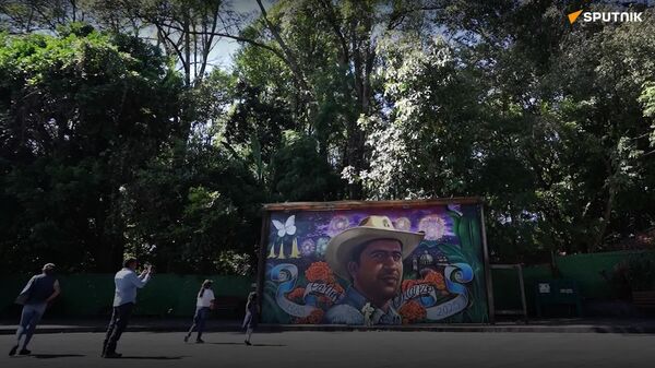 Artistas locales dedican un mural para el alcalde mexicano Carlos Manzo - Sputnik Mundo