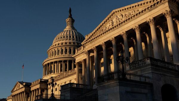 El Senado del Capitolio iluminado por el sol al amanecer en Washington, el 6 de octubre de 2025. - Sputnik Mundo