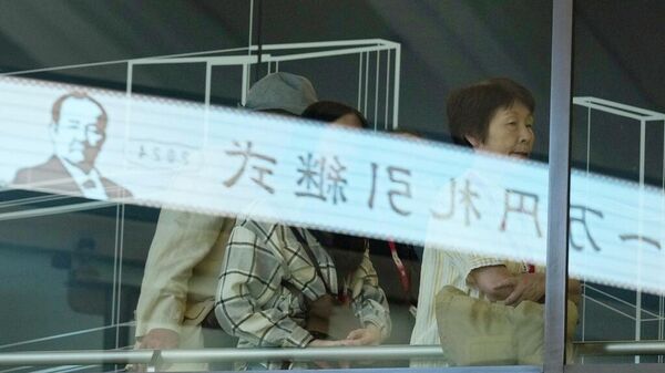 Los visitantes observan la Ceremonia de entrega del billete de 10.000 yenes en la Bolsa de Tokio. Nuevo billete de 10.000 yenes con el retrato de Eiichi Shibusawa, el padre del capitalismo japonés.  - Sputnik Mundo