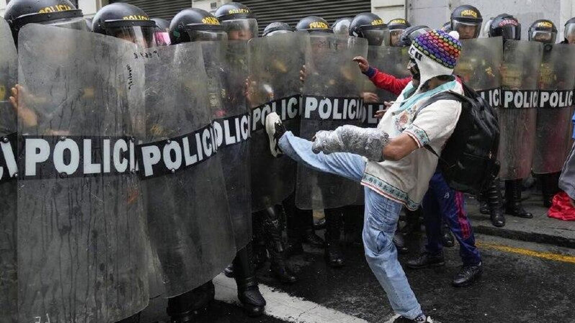 Casi dos tercios de los peruanos apoya las protestas contra su Gobierno, según encuesta - Sputnik Mundo, 1920, 11.11.2025