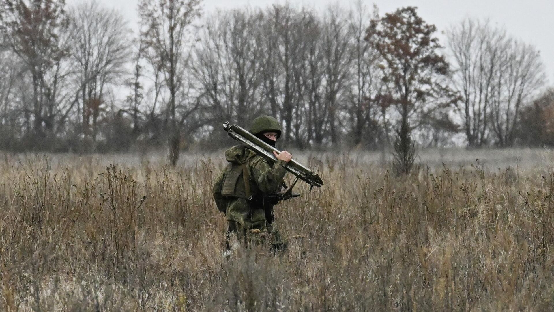 Soldado ruso en la zona de la operación militar especial - Sputnik Mundo, 1920, 11.11.2025