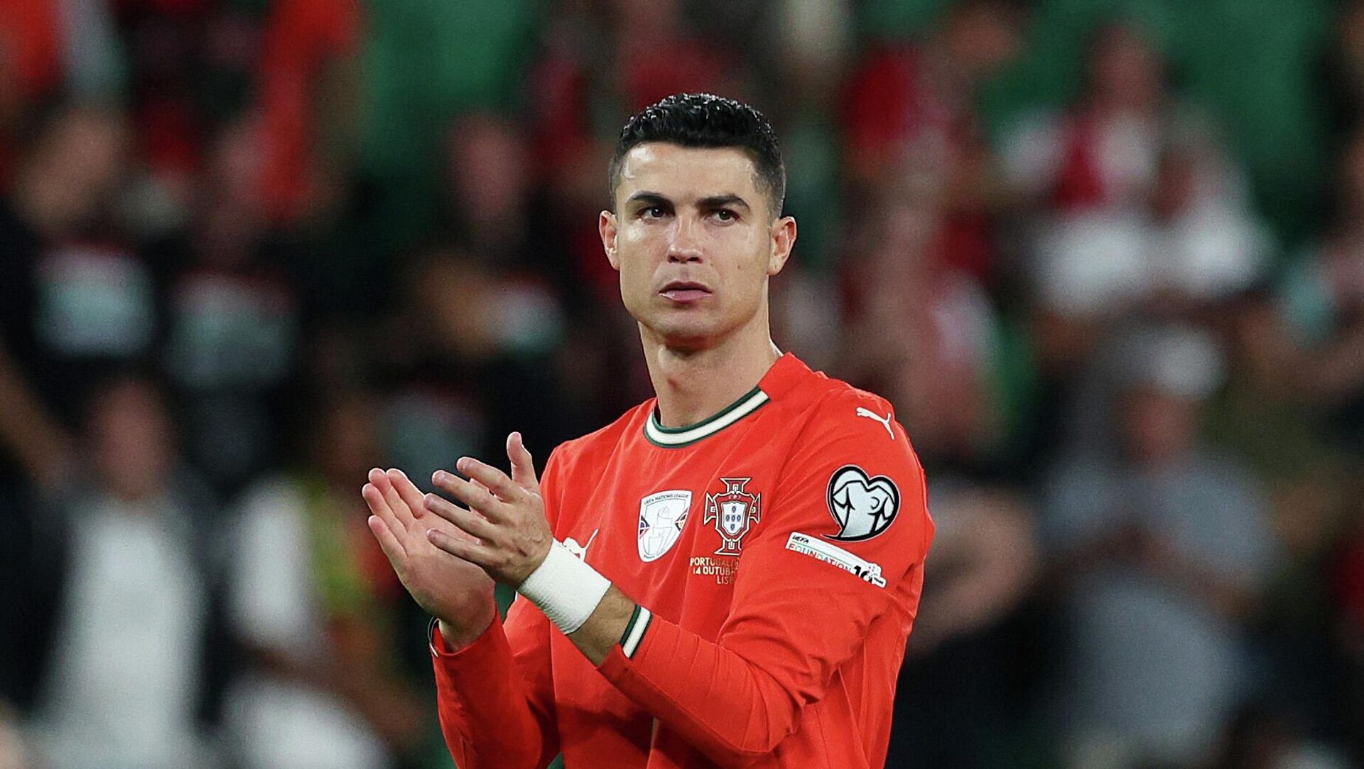 Cristiano Ronaldo aplaude a los aficionados después del empate en el partido de clasificación para la Copa Mundial de la FIFA 2026 entre Portugal y Hungría en el Estadio José Alvalade el 14 de octubre de 2025 en Lisboa, Portugal  - Sputnik Mundo, 1920, 11.11.2025