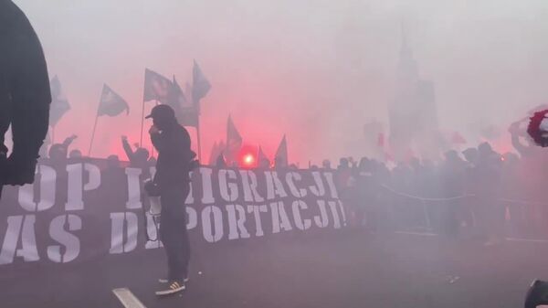 Polacos queman la bandera de la UE durante las celebraciones del Día de la Independencia - Sputnik Mundo