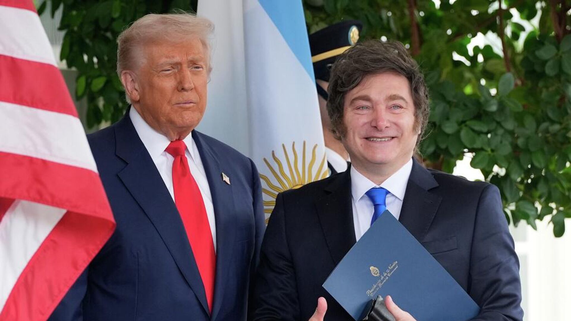 Presidente de Argentina, Javier Milei, y presidente de EEUU, Donald Trump, el 23 de septiembre de 2025 - Sputnik Mundo, 1920, 13.11.2025