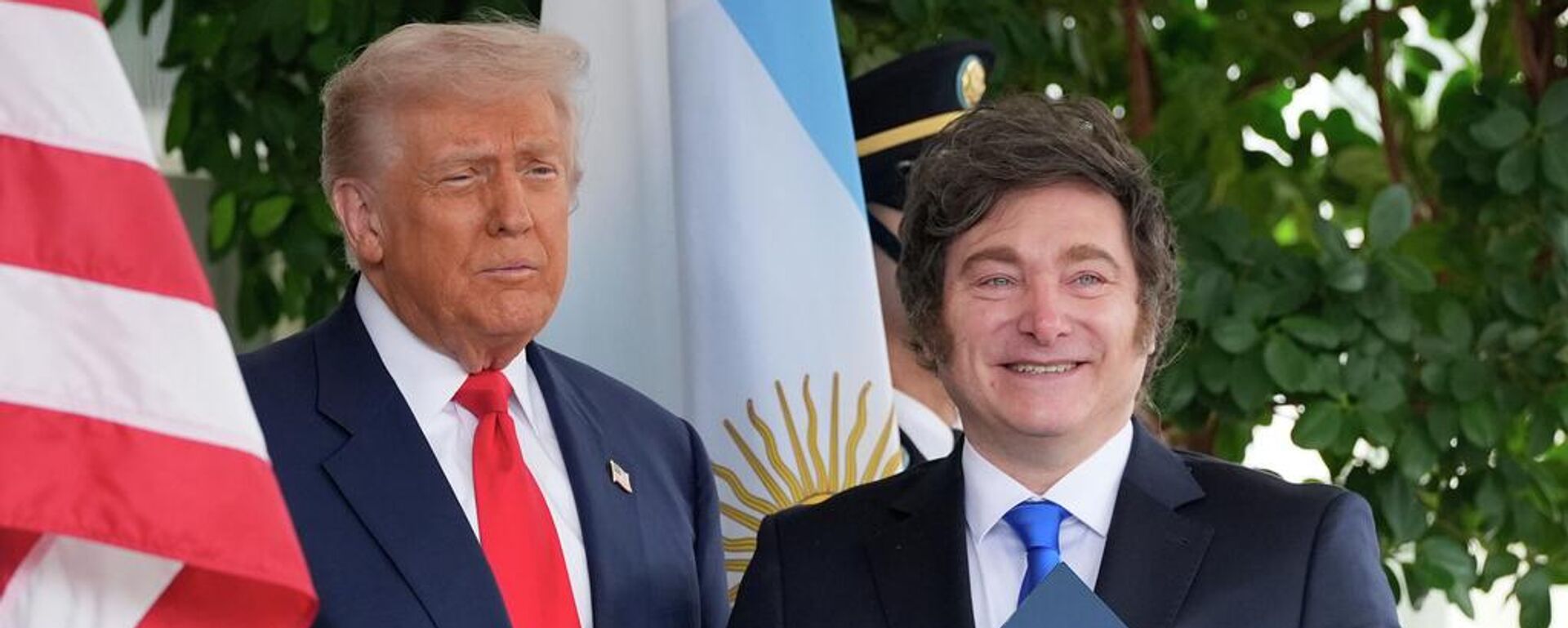 Presidente de Argentina, Javier Milei, y presidente de EEUU, Donald Trump, el 23 de septiembre de 2025 - Sputnik Mundo, 1920, 05.03.2026