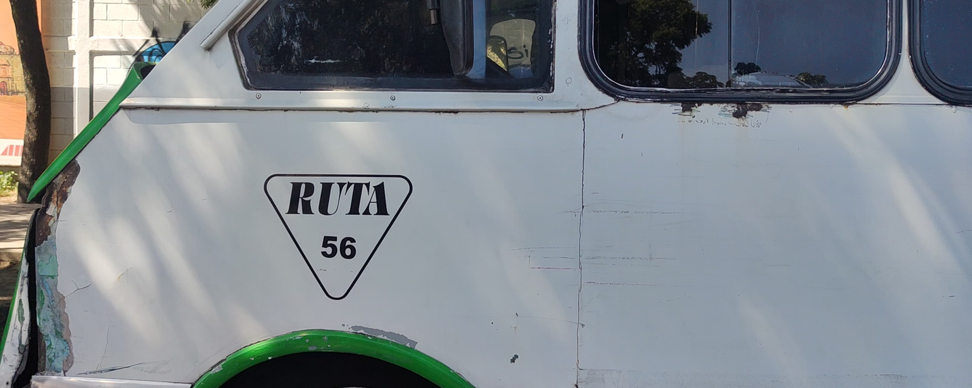 Una unidad de microbús estacionada en el Centro de Transferencia Modal (CETRAM) de Taxqueña, el punto de intermodalidad más importante del transporte público de la zona sur de Ciudad de México - Sputnik Mundo, 1920, 12.11.2025