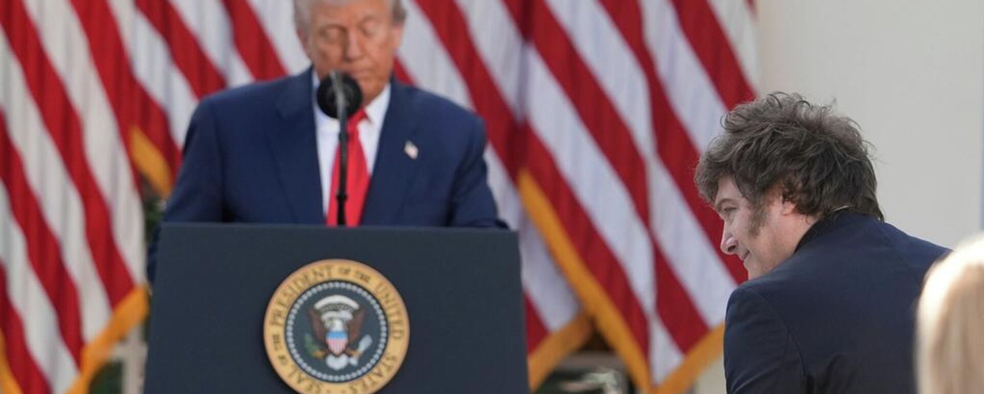 El presidente de EEUU, Donald Trump, con el mandatario argentino, Javier Milei, en los jardines de la Casa Blanca - Sputnik Mundo, 1920, 12.11.2025