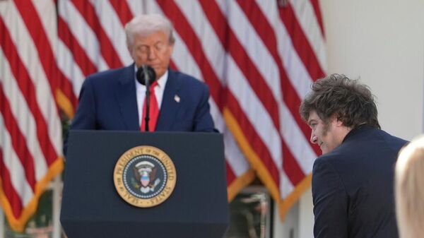 El presidente de EEUU, Donald Trump, con el mandatario argentino, Javier Milei, en los jardines de la Casa Blanca El presidente de EEUU, Donald Trump, con el mandatario argentino, Javier Milei, en los jardines de la Casa Blanca - Sputnik Mundo