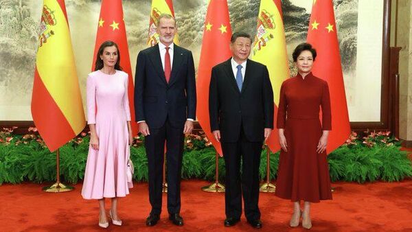 Los Reyes Felipe VI y Letizia, junto al presidente de la República Popular China, Xi Jinping, y la primera dama, Peng Liyuan, en el Gran Palacio del Pueblo (Pekín) - Sputnik Mundo