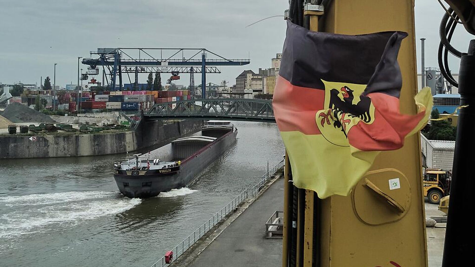 Una bandera alemana ondea en un vehículo de construcción en el puerto de Frankfurt, Alemania Una bandera alemana ondea en un vehículo de construcción en el puerto de Frankfurt, Alemania - Sputnik Mundo, 1920, 13.11.2025