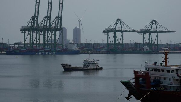 Un barco navega por la zona portuaria de Tianjin - Sputnik Mundo
