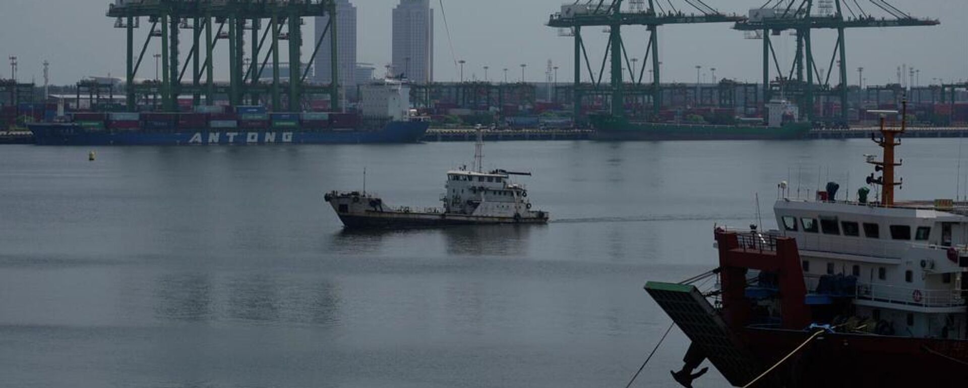 Un barco navega por la zona portuaria de Tianjin - Sputnik Mundo, 1920, 13.11.2025