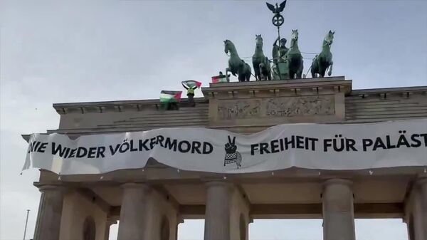🪧 ¡Genocidio nunca más!: activistas a favor de Palestina se manifiestan en Berlín - Sputnik Mundo