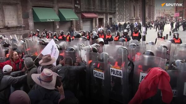Se registran enfrentamientos durante protesta de la CNTE en la capital mexicana - Sputnik Mundo
