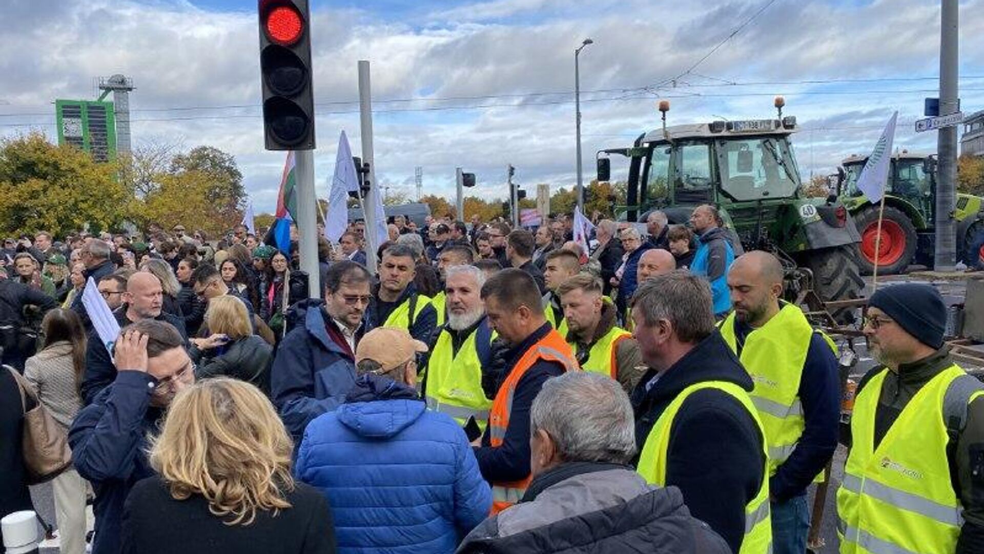 Agricultores de la UE tildan como una traición el acuerdo comercial con el Mercosur Agricultores de la UE tildan como una traición el acuerdo comercial con el Mercosur - Sputnik Mundo, 1920, 14.11.2025
