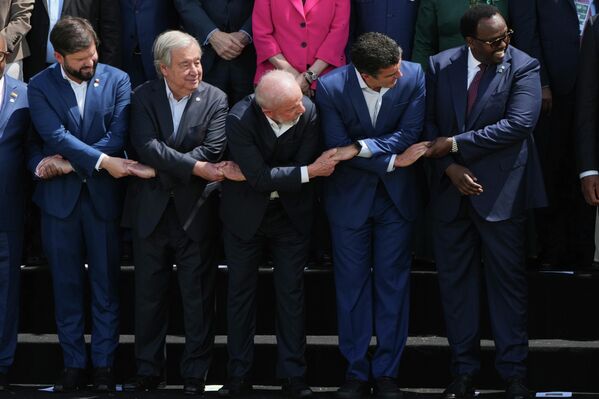 El presidente chileno, Gabriel Boric; el secretario general de la ONU, Antonio Guterres; el presidente brasileño, Luiz Inacio Lula da Silva; el gobernador del estado brasileño de Pará, Elider Barbali; y el viceprimer ministro somalí, Salá Ahmed Jama, posan cogidos de la mano durante una sesión fotográfica colectiva en la cumbre climática COP30 de la ONU en Belén, Brasil. - Sputnik Mundo