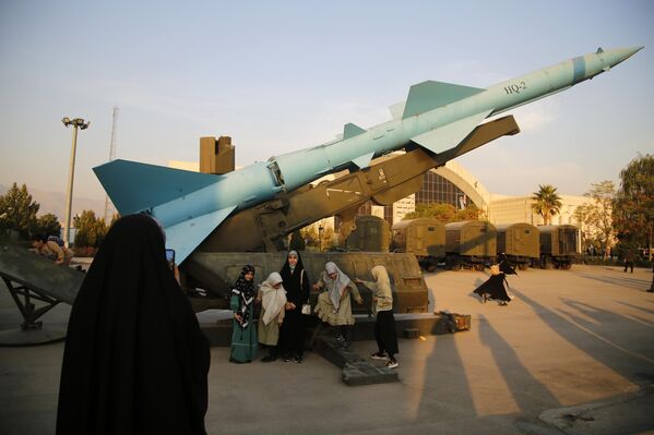 Irán exhibe su armamento en una exposición en Teherán. - Sputnik Mundo